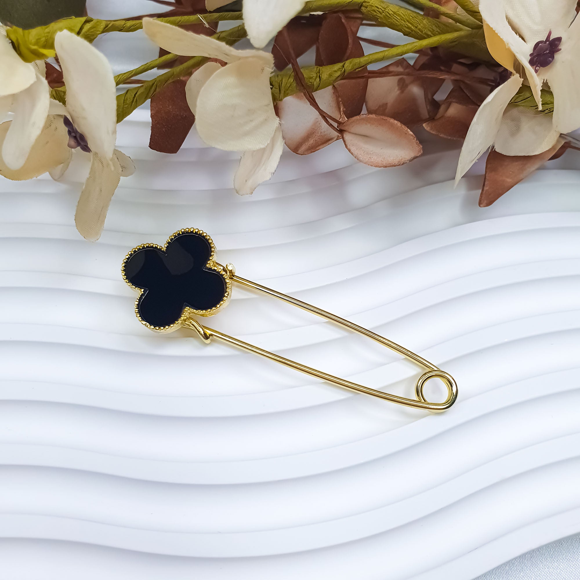 Āboliņa piespraude ar drošības adatas dizainu