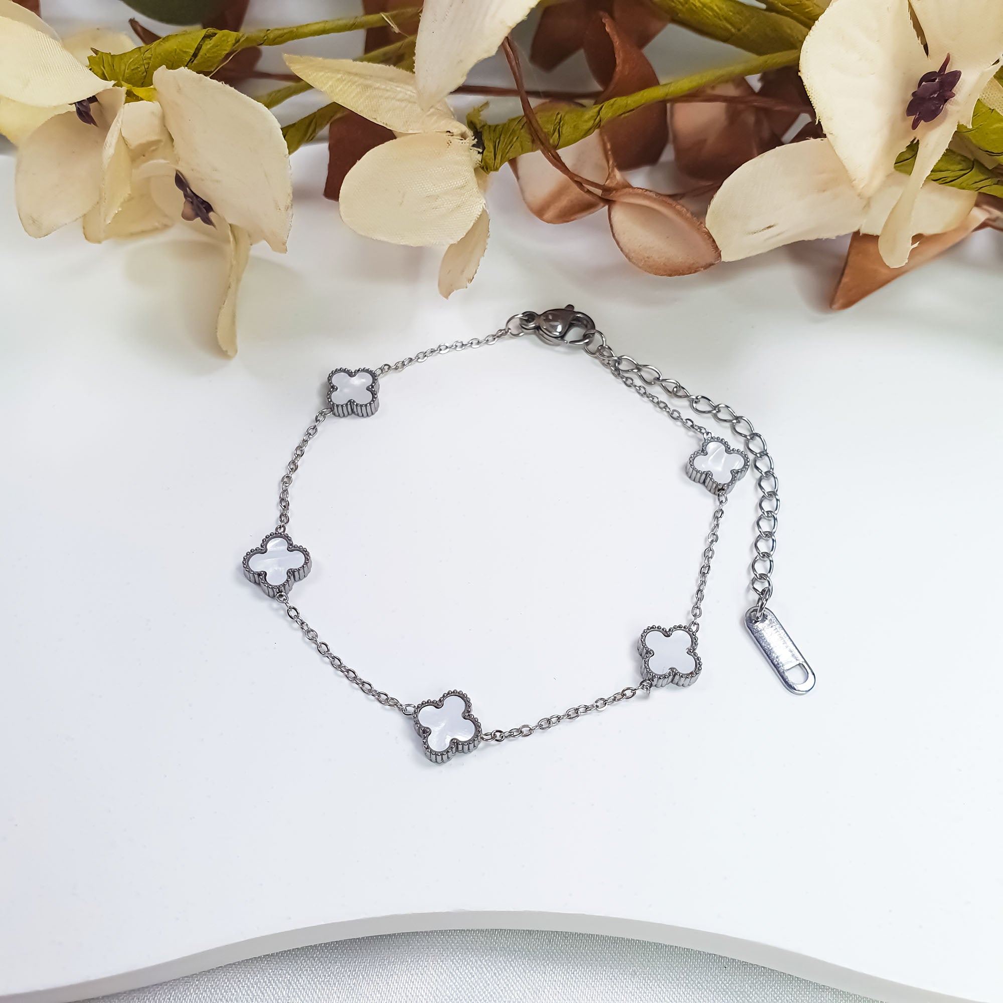 Sieviešu rokassprādze ar baltiem āboliņa siluetiem