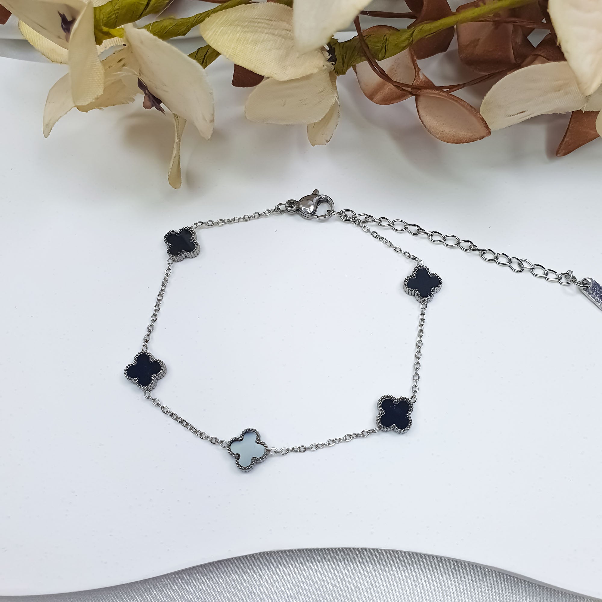 Regulējama rokassprādze ar atkārtotu āboliņa formu