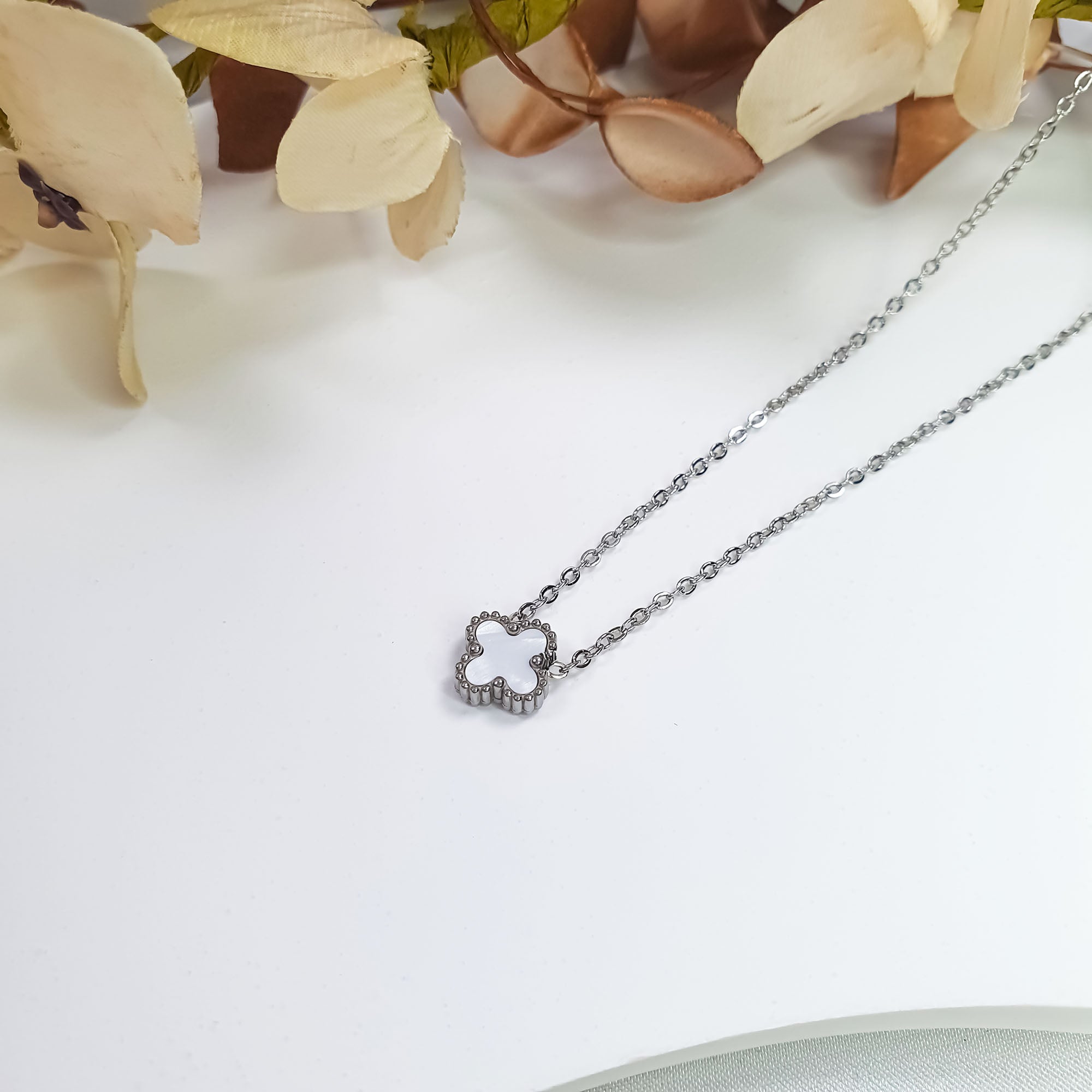 Smalka ķēdes kaklarota ar gludu balto āboliņu