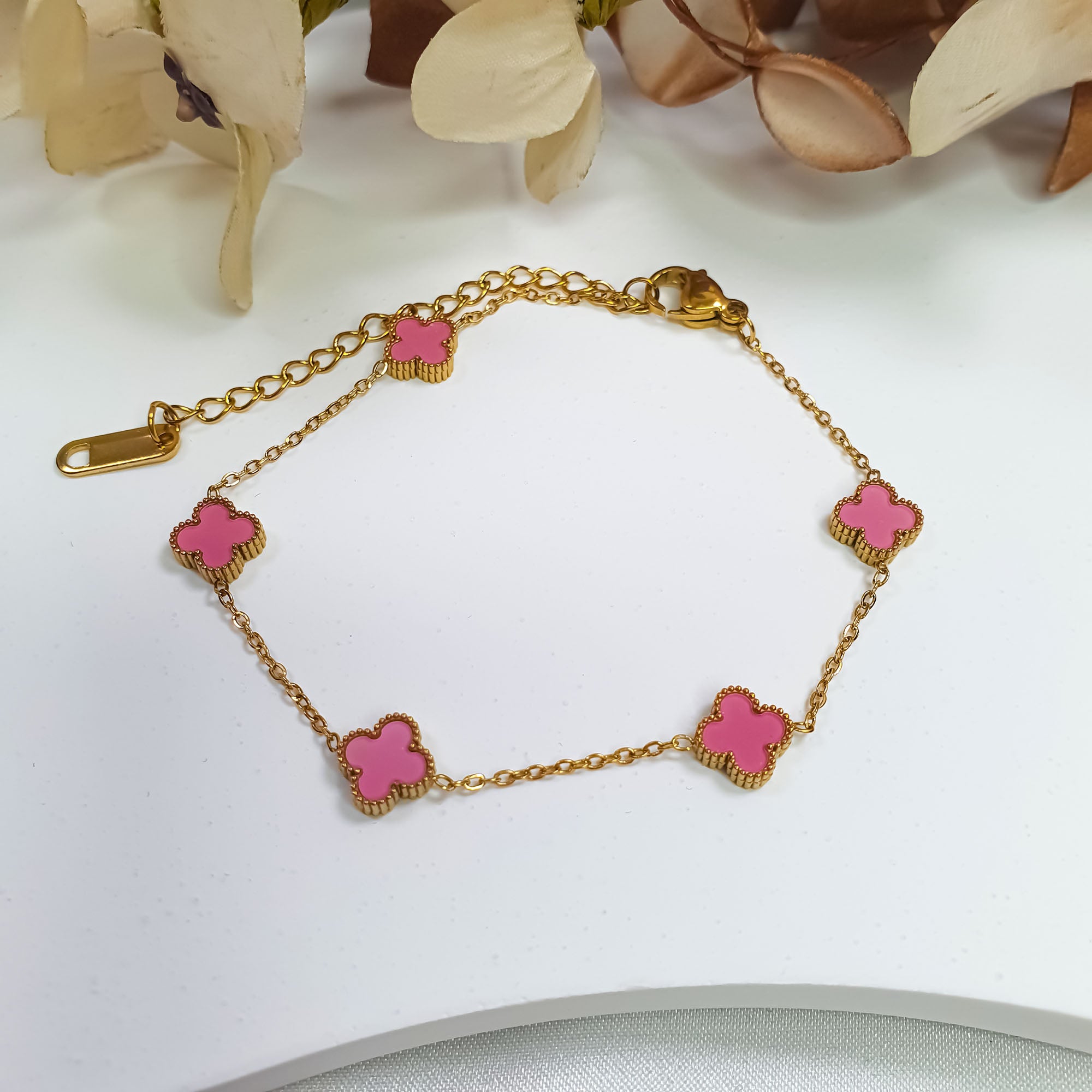 Sieviešu rokassprādze ar atkārtotām āboliņa formām un ķēdīti