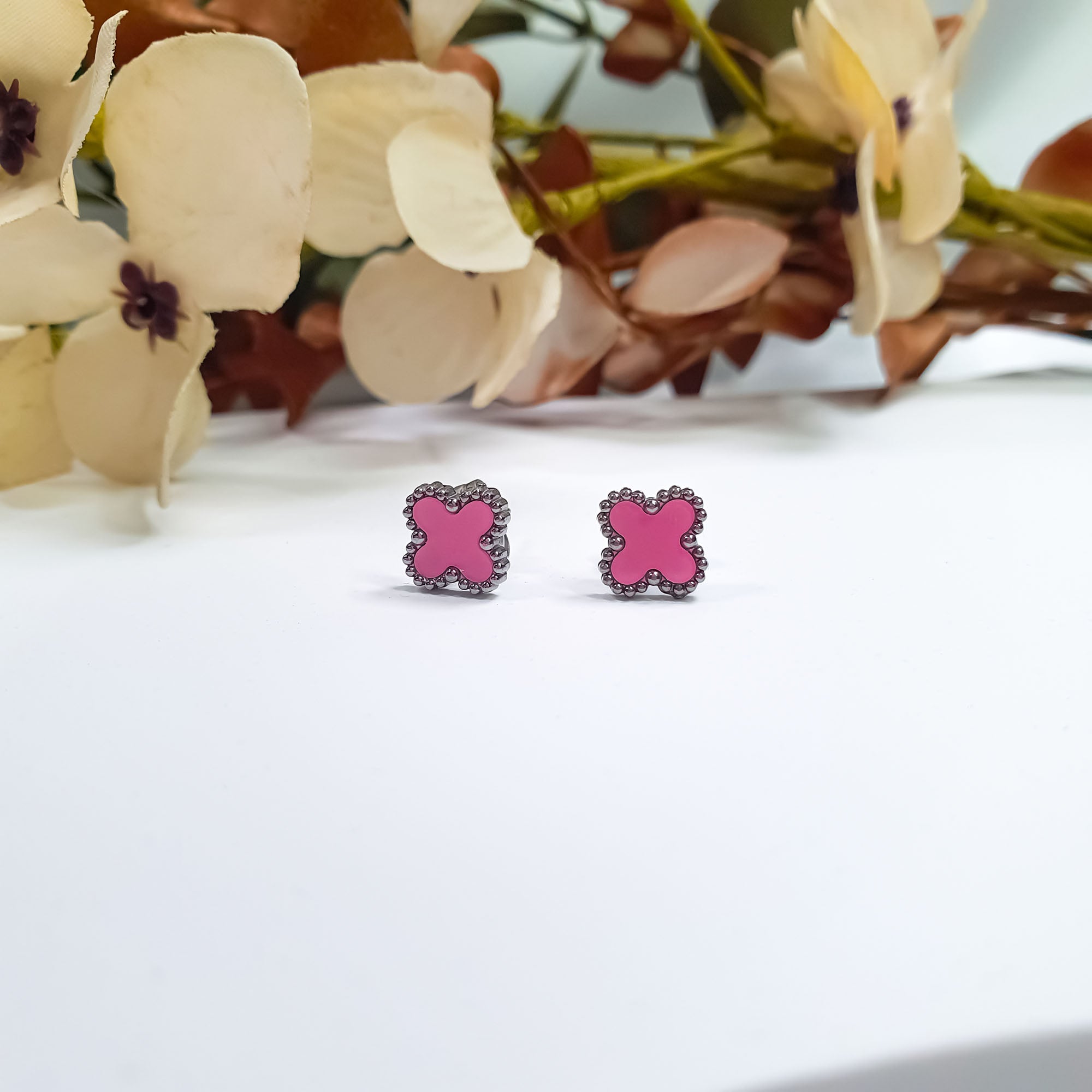 Rozā toņa auskari ar mīkstu četrlapu kontūru