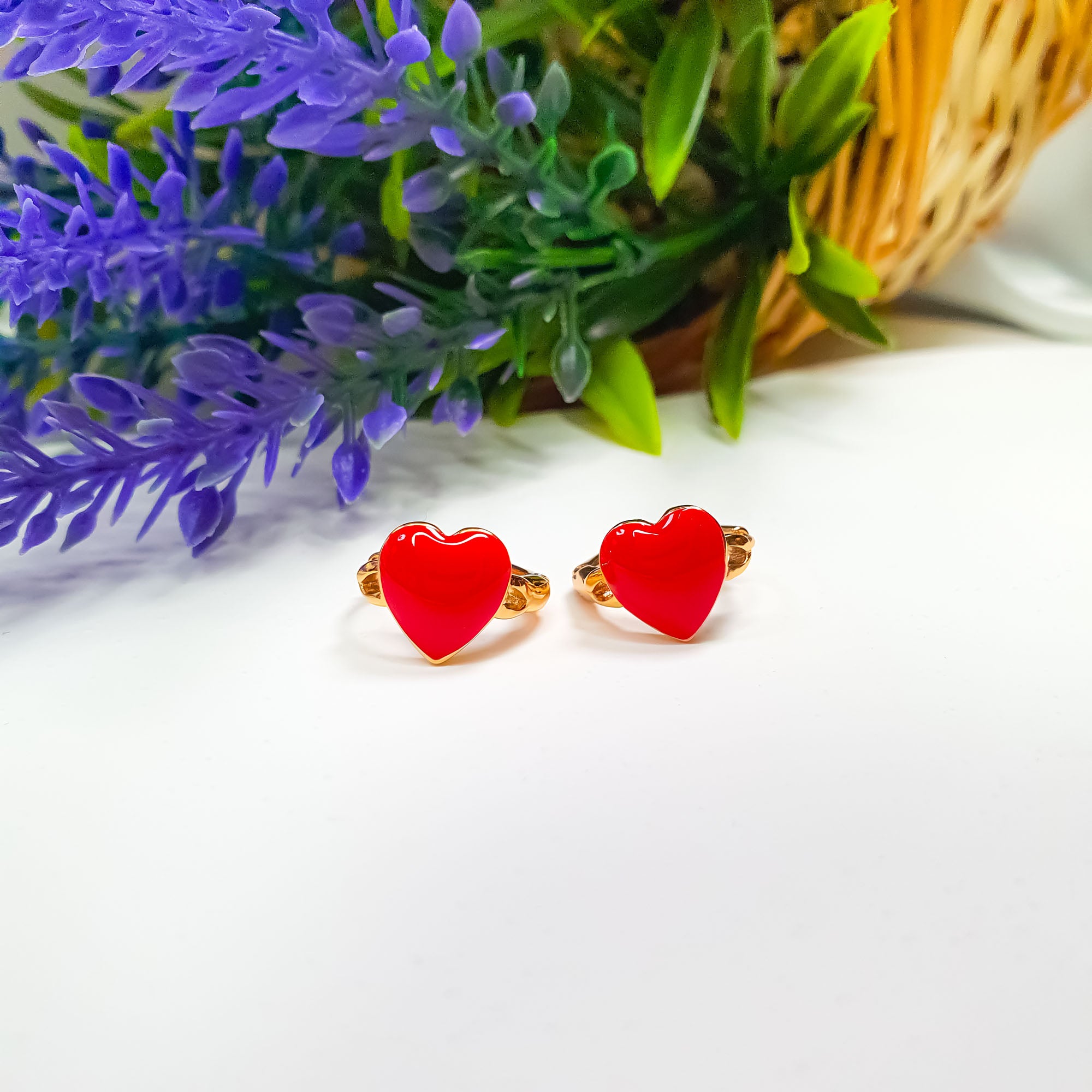 Zelta toņa auskari ar integrētu sarkanu sirdi