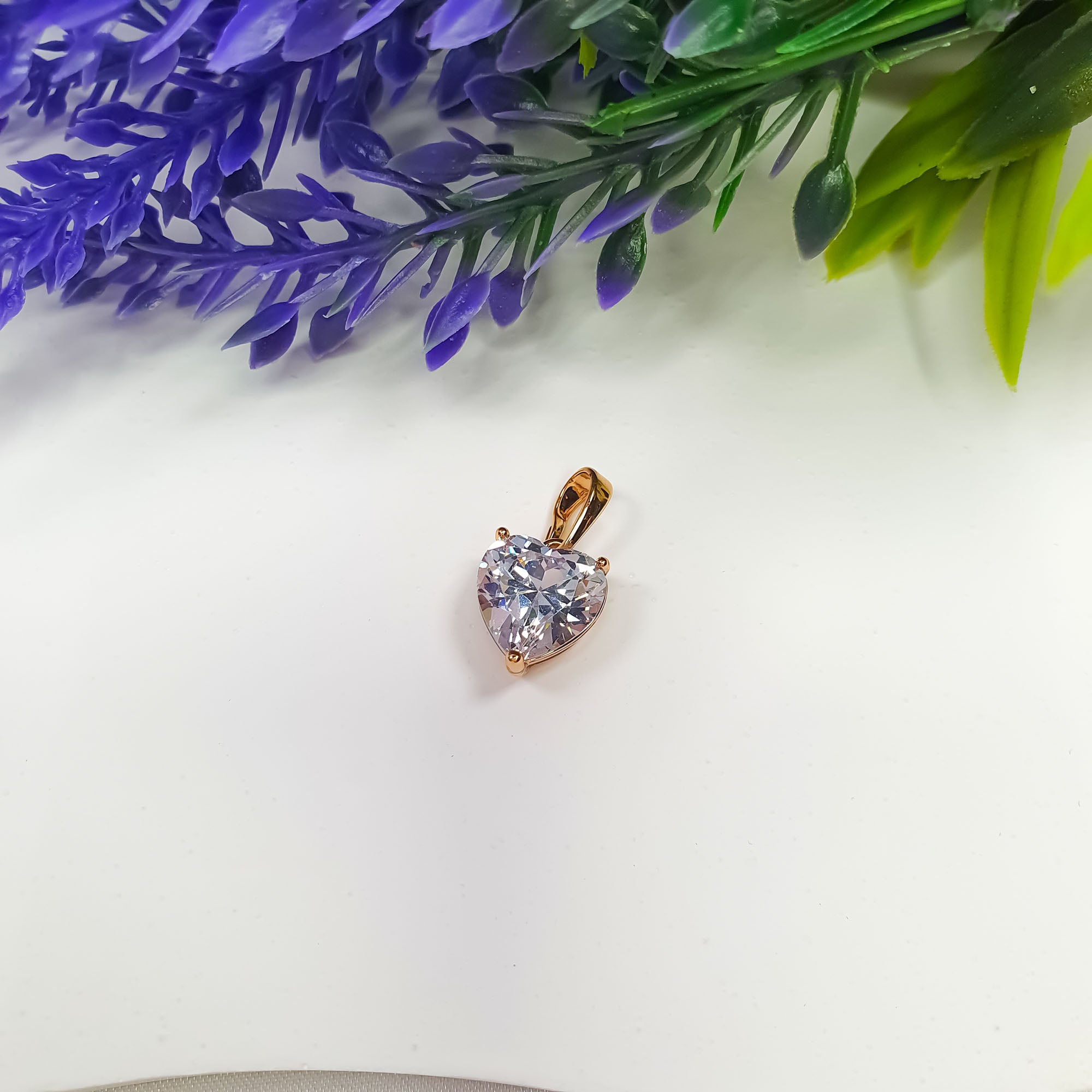 Zelta krāsas kulons ar lielu baltu cirkona sirdi