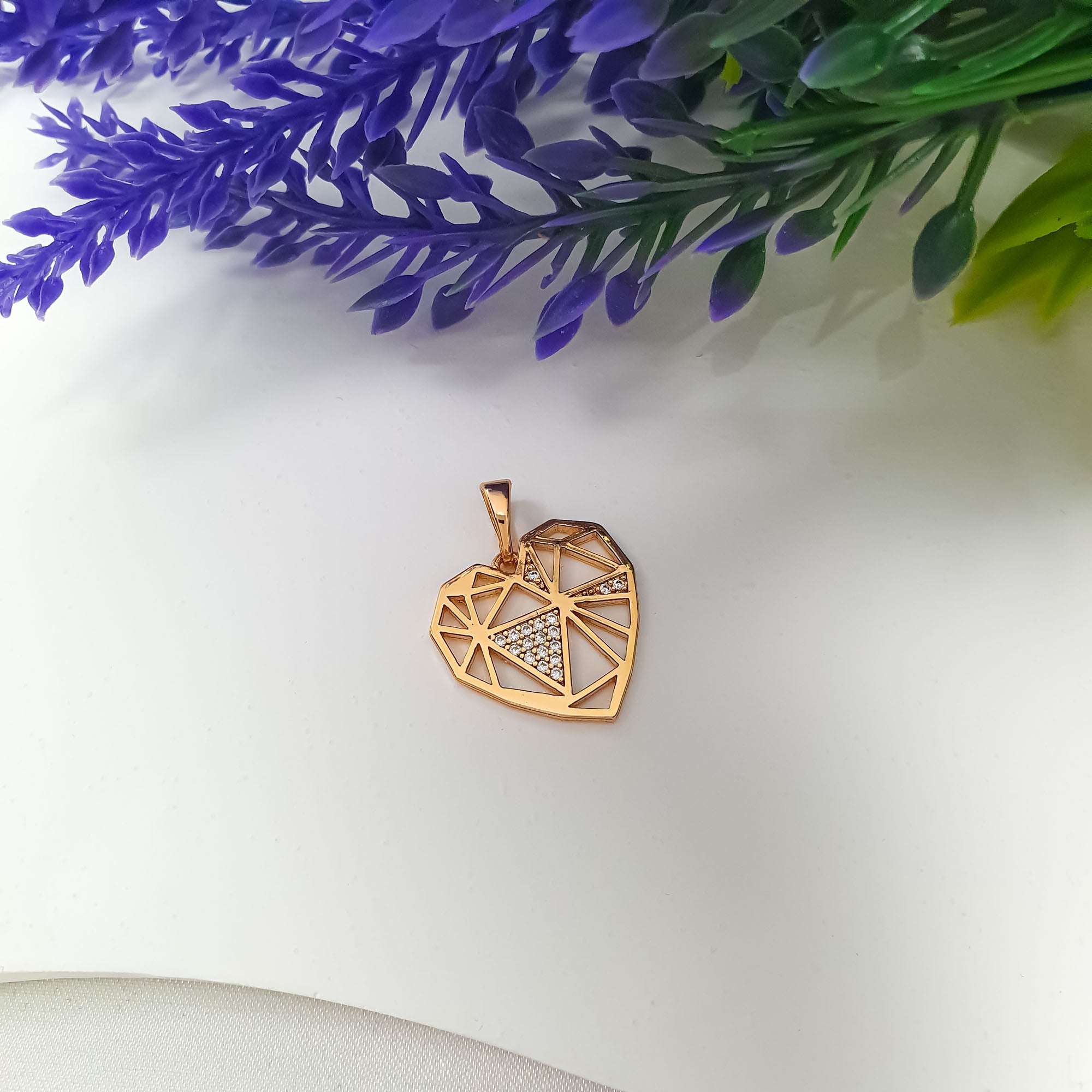 Ģeometriskās sirds kulons ar baltiem cirkoniem