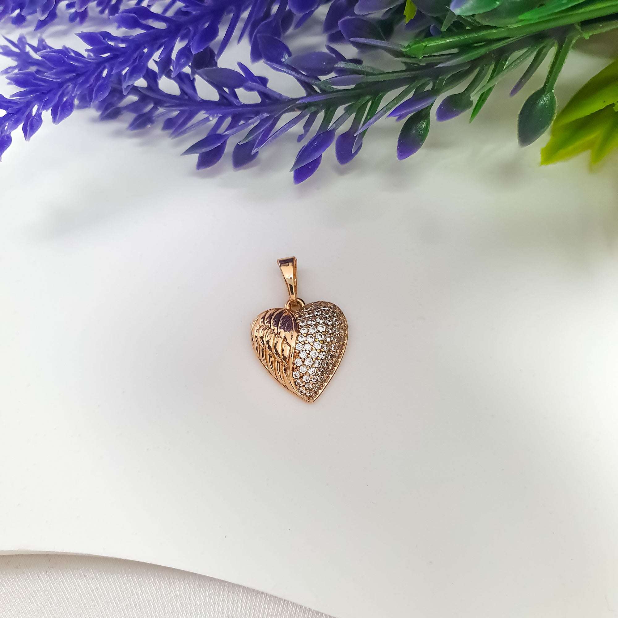 Spārnots sirds kulons ar zelta pārklājumu