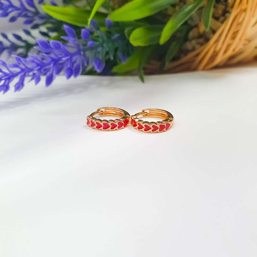 Riņķi ar atkārtotu sirds rakstu sarkanā krāsā