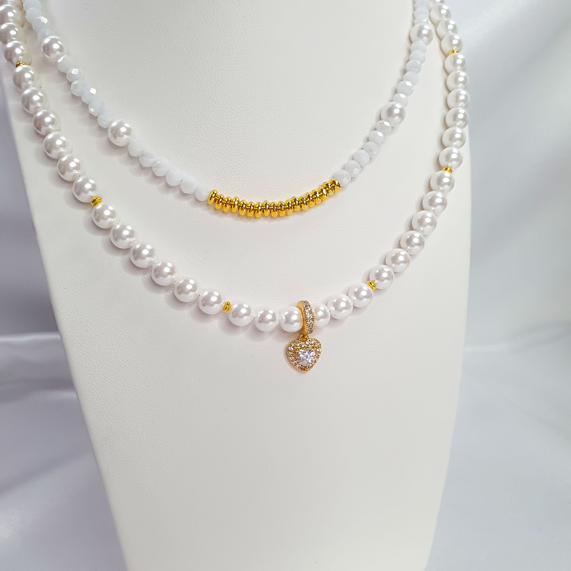 Kaklarota ar kultivētām pērlēm un sirds dekoru