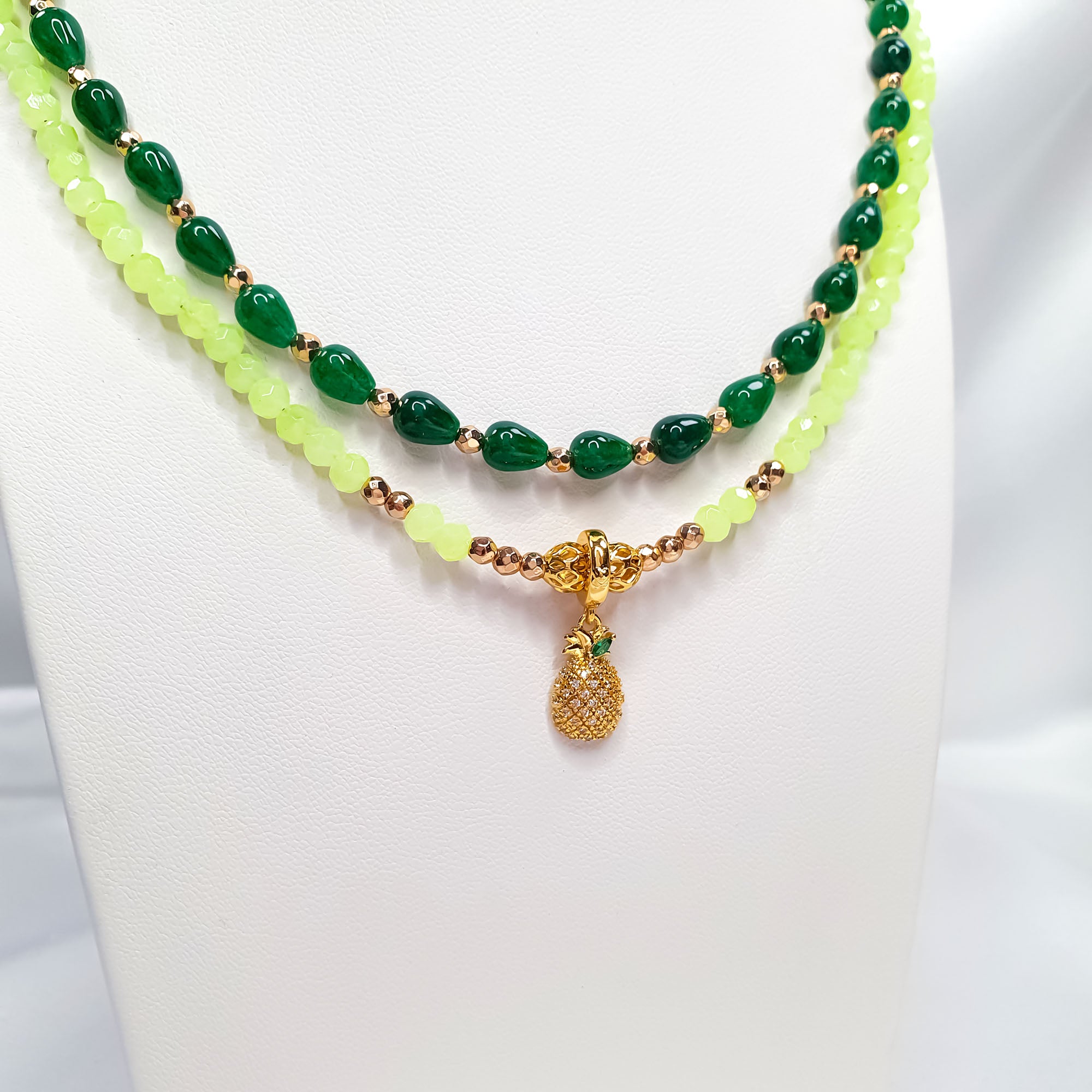 Zaļu pērlīšu kaklarota ar dekoratīvu ananāsa elementu