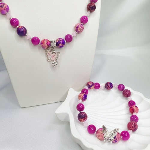 Kaklarota un aproce no rozā un violetām lodītēm