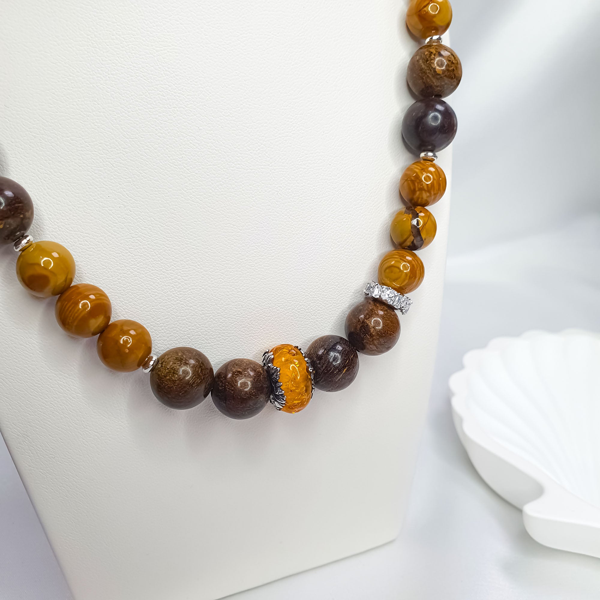 Kaklarota no dabīgā akmens ar sudrabkrāsas detaļām