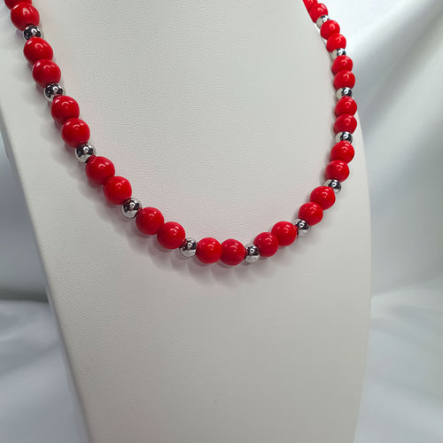 Regulējama garuma kaklarota ar sarkanām imitācijas pērlēm un metāla aizdari