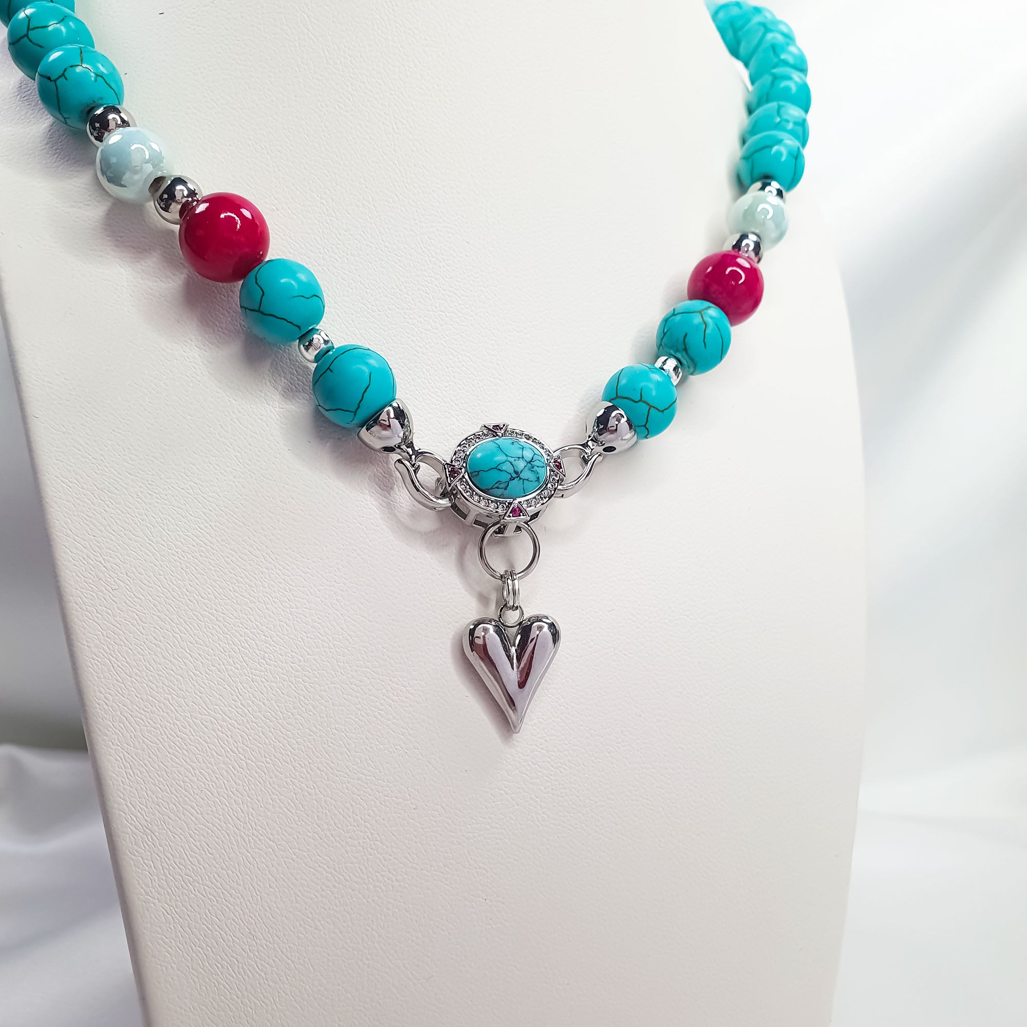 Gaiši zila akmeņu rota ar rozā detaļām