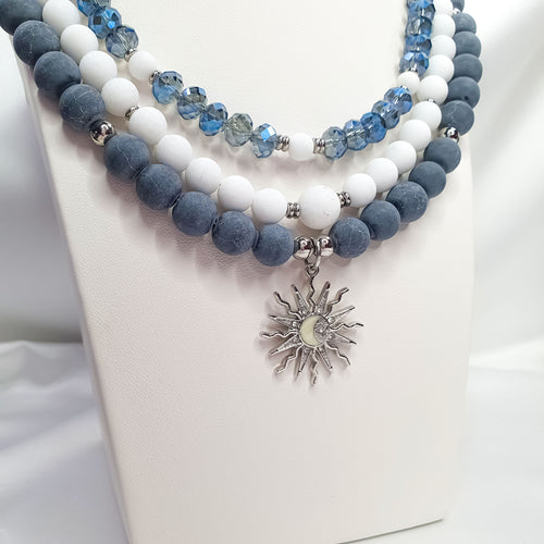 Daudzslāņu rota ar matētām akmeņu pērlēm un ziliem stikla kristāliem