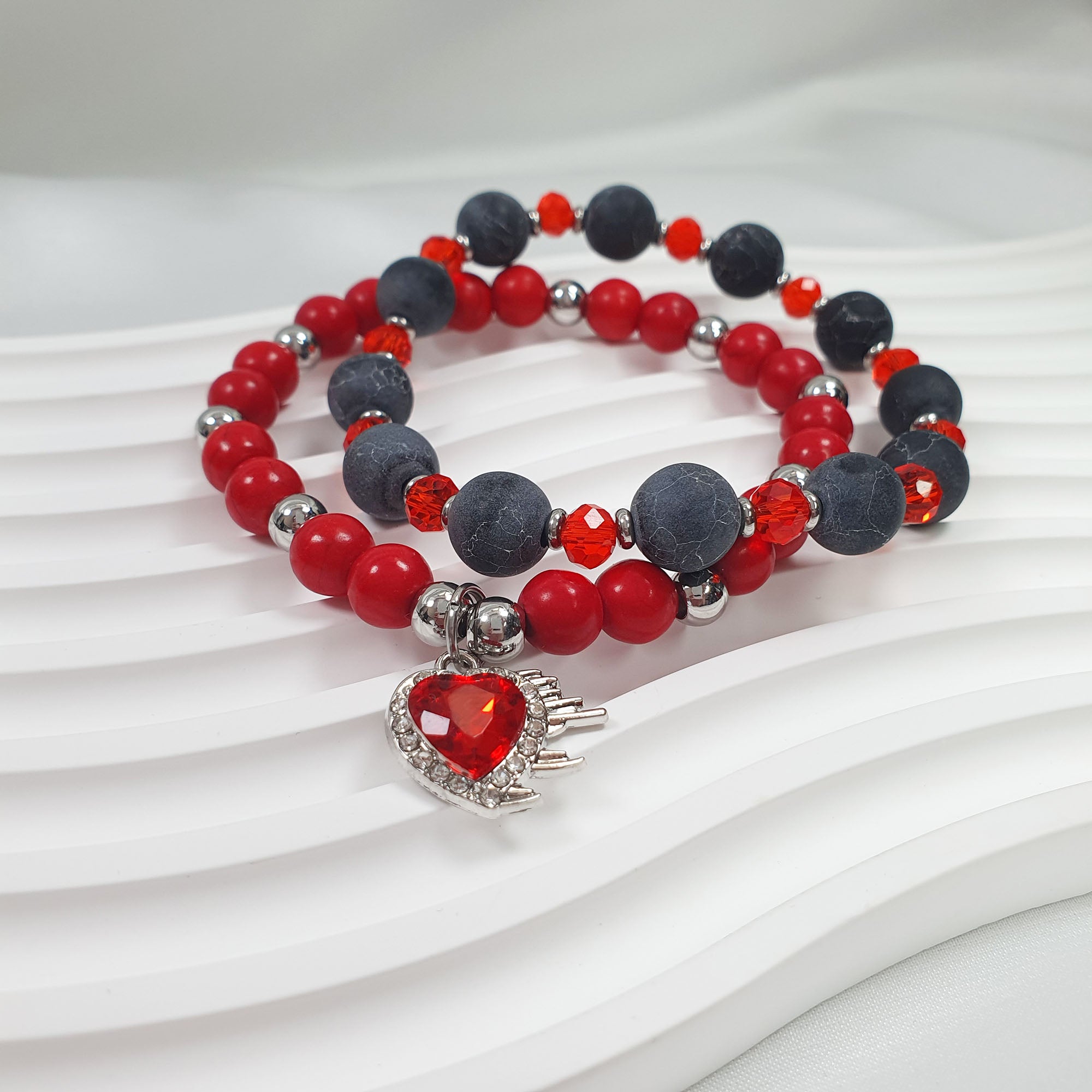 Melna un sarkana aproce ar sirds kulonu