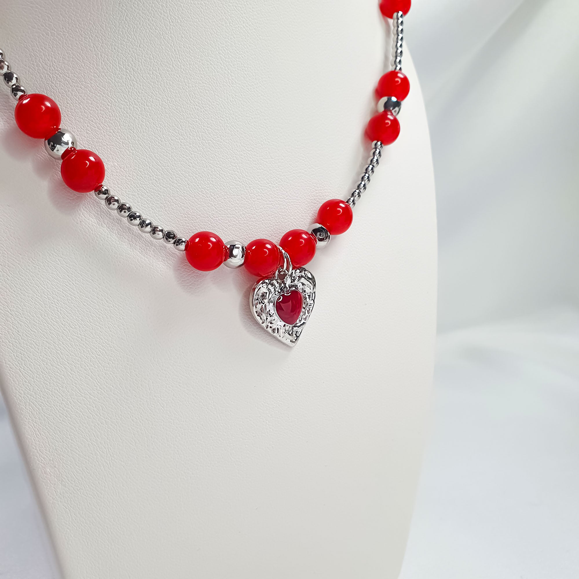 Romantiska stila kaklarota ar reljefainu sirds formas piekariņu