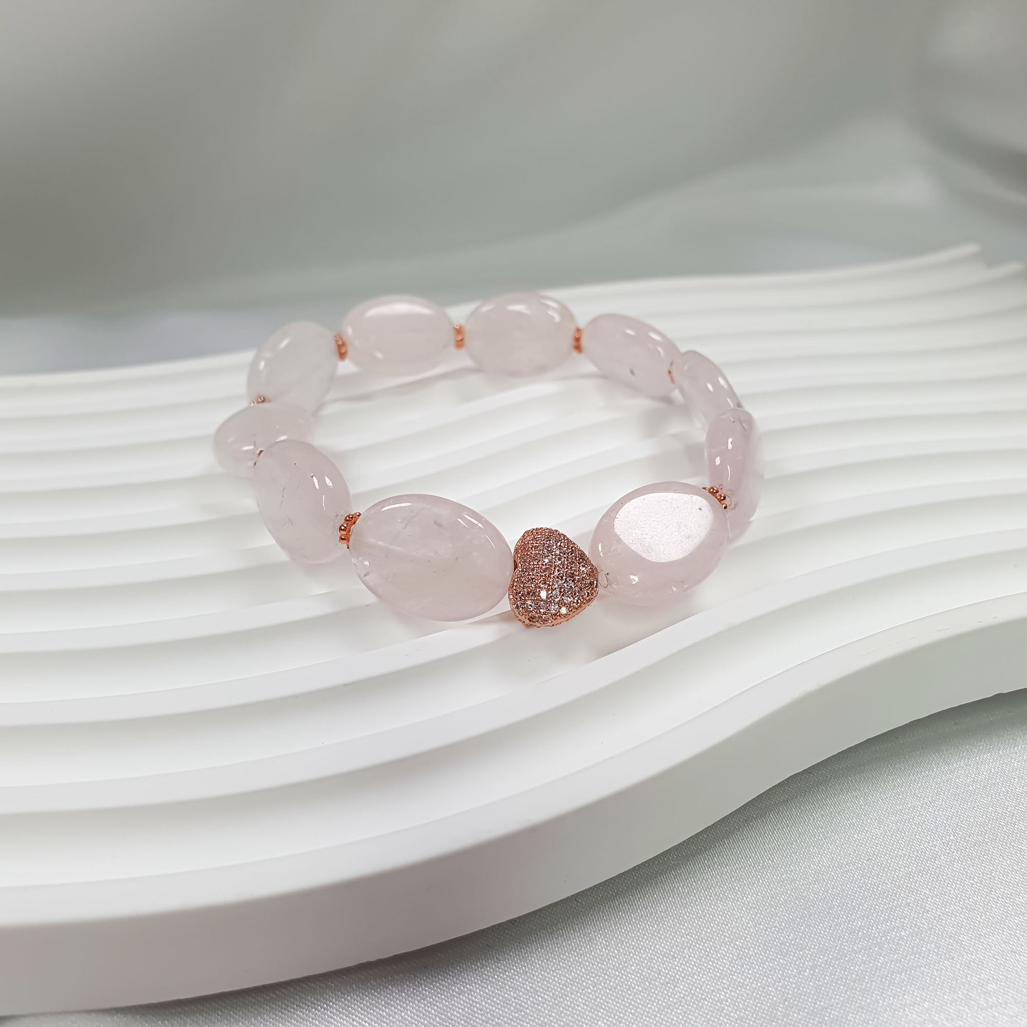 Sieviešu aproce no lieliem gaišā kvarca akmeņiem