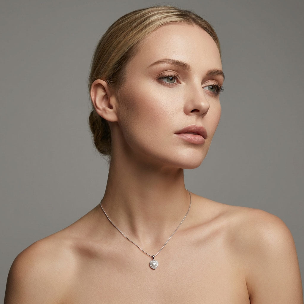 Аристократичный кулон с инкрустированной оправой