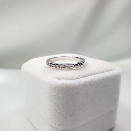 Smalks 3 mm sieviešu gredzens ar platīnas pārklājumu un mirdzošiem akmeņiem