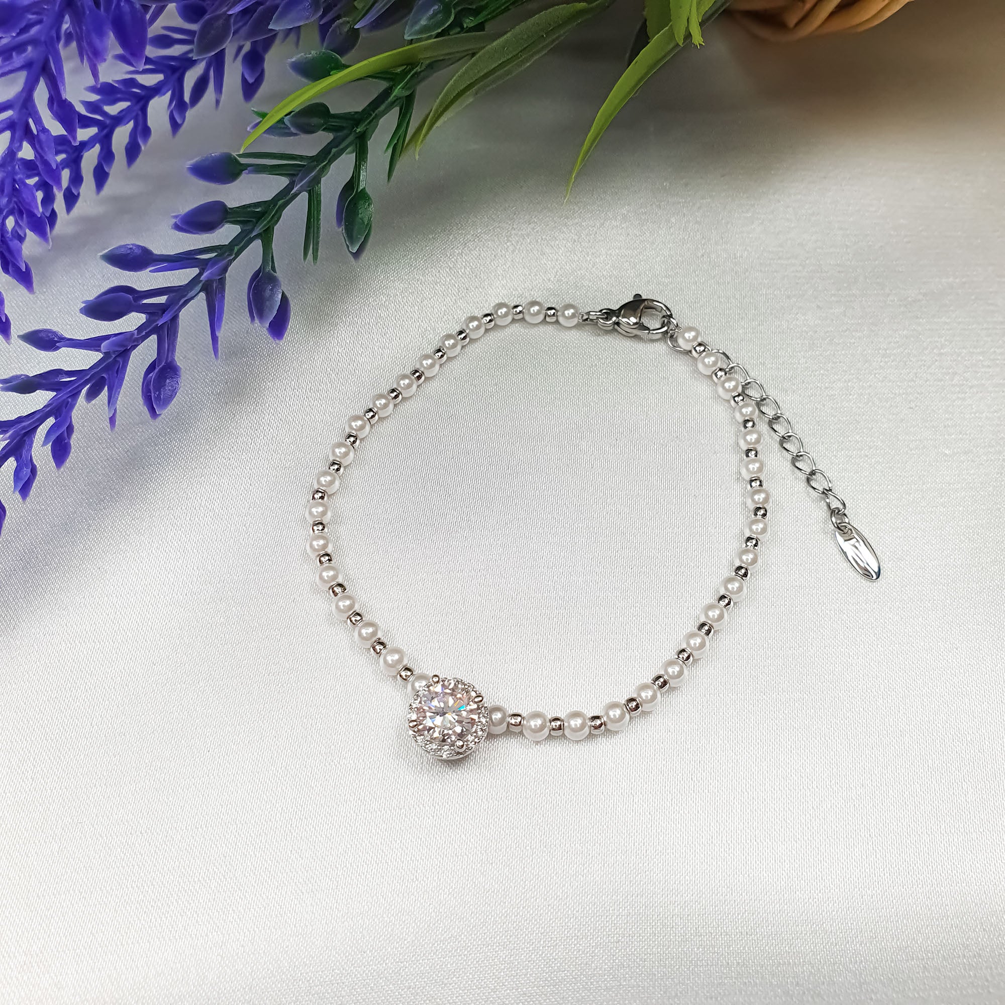 Sieviešu rokassprādze ar mākslīgajām pērlēm un mirdzošu apaļu akmentiņu vidū