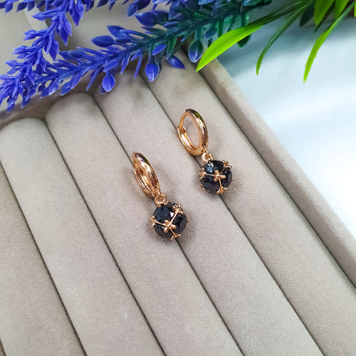 Moderni riņķu auskari ar tumšiem cirkoniem un drošu kongo tipa aizdari