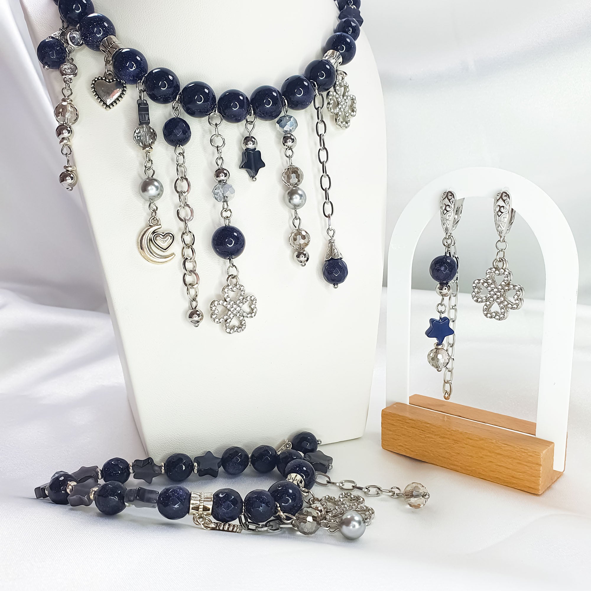 Kaklarota, aproce un auskari ar mēness un zvaigžņu formām