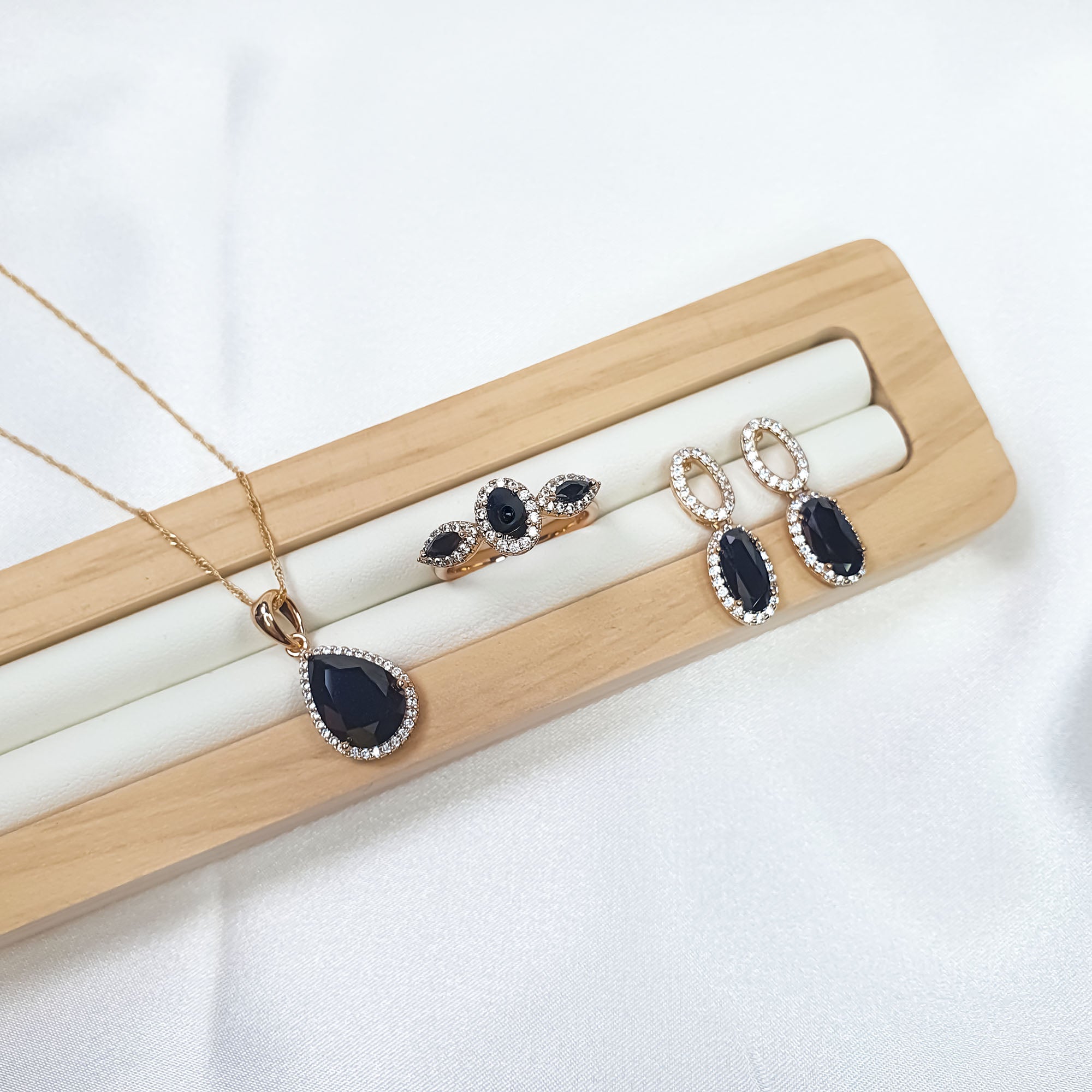 Trīsdaļīga sieviešu rota Pusnakts lāse ar Singapūras pinumu un melniem akmeņiem