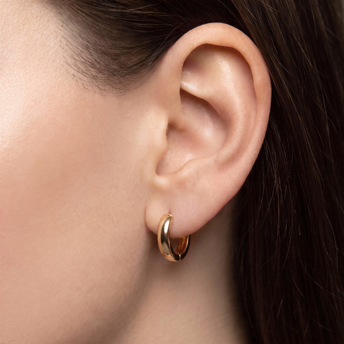 12x3 mm | Plats gluds riņķa auskars auss ļipiņā tuvplānā