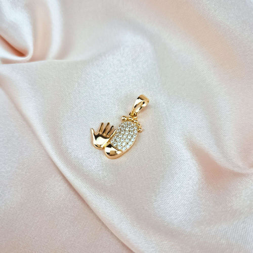 Medicīniskā zelta kulons sievietēm ar siltu simboliku: mazas pēdiņas, plaukstiņas un mirdzoši akmeņi