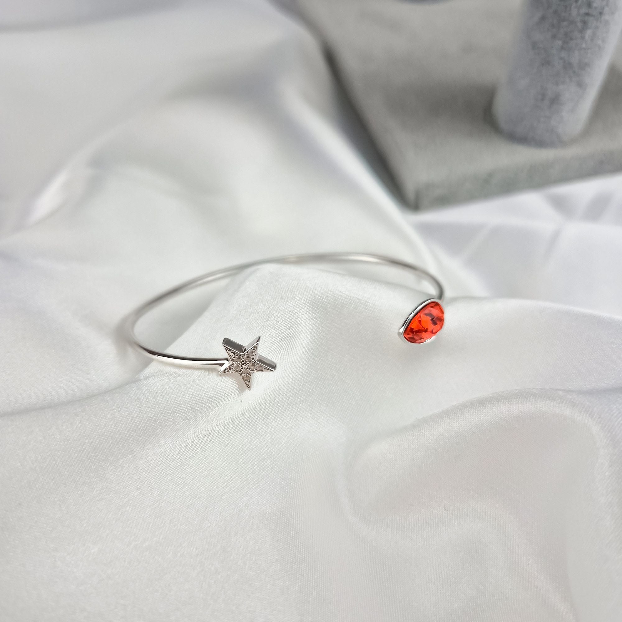 Eleganta sieviešu rokassprādze ar hipoalerģisku pārklājumu un spīdīgiem akmentiņiem