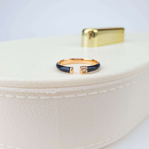 Moderns gredzens zelta tonī ar melnu pārklājumu un elegantu spīdumu