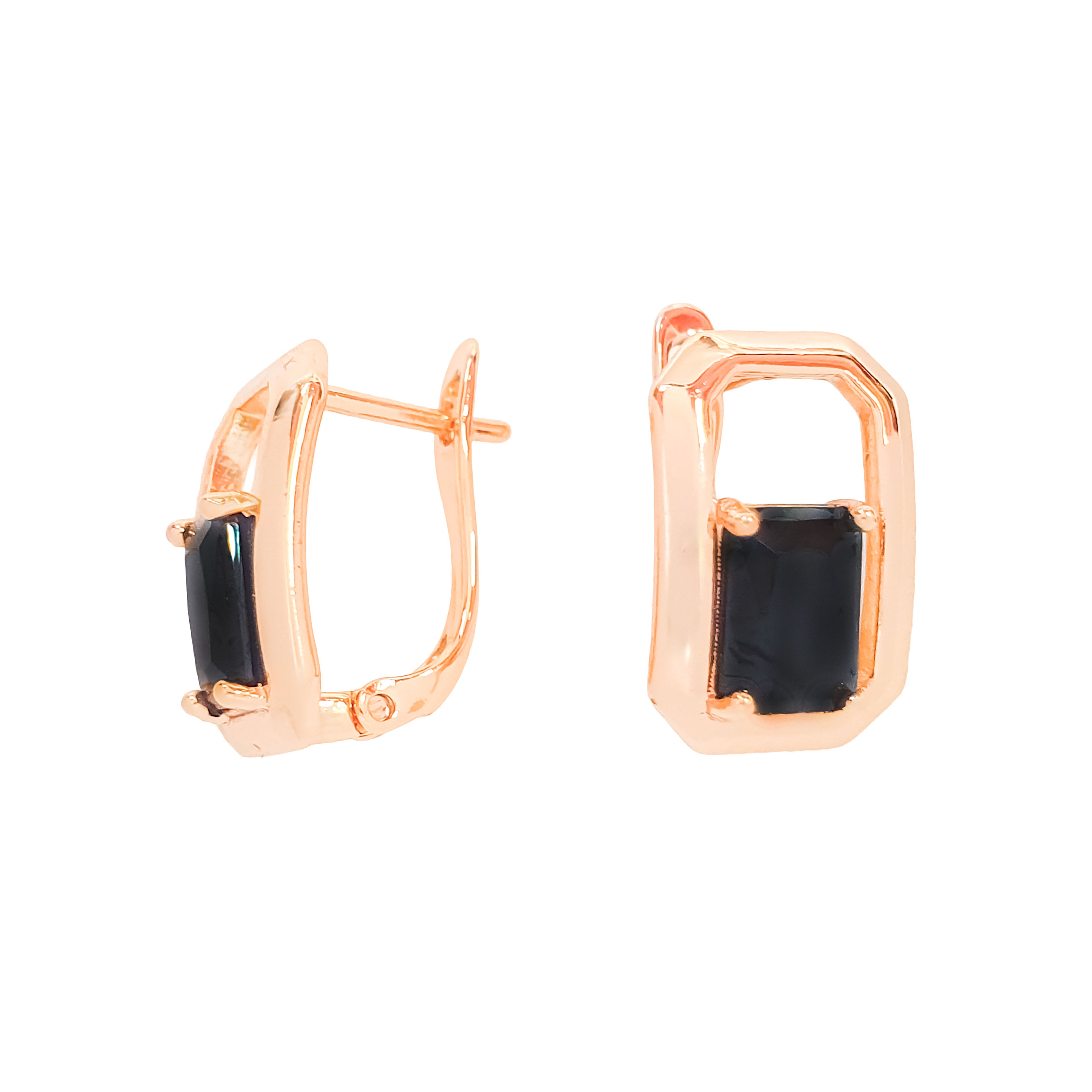 Apzeltīti auskari ar melnu taisnstūra cirkonu priekšpusē vidū