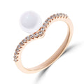 Sieviešu gredzens ar asimetriski izvietotu balto pērli