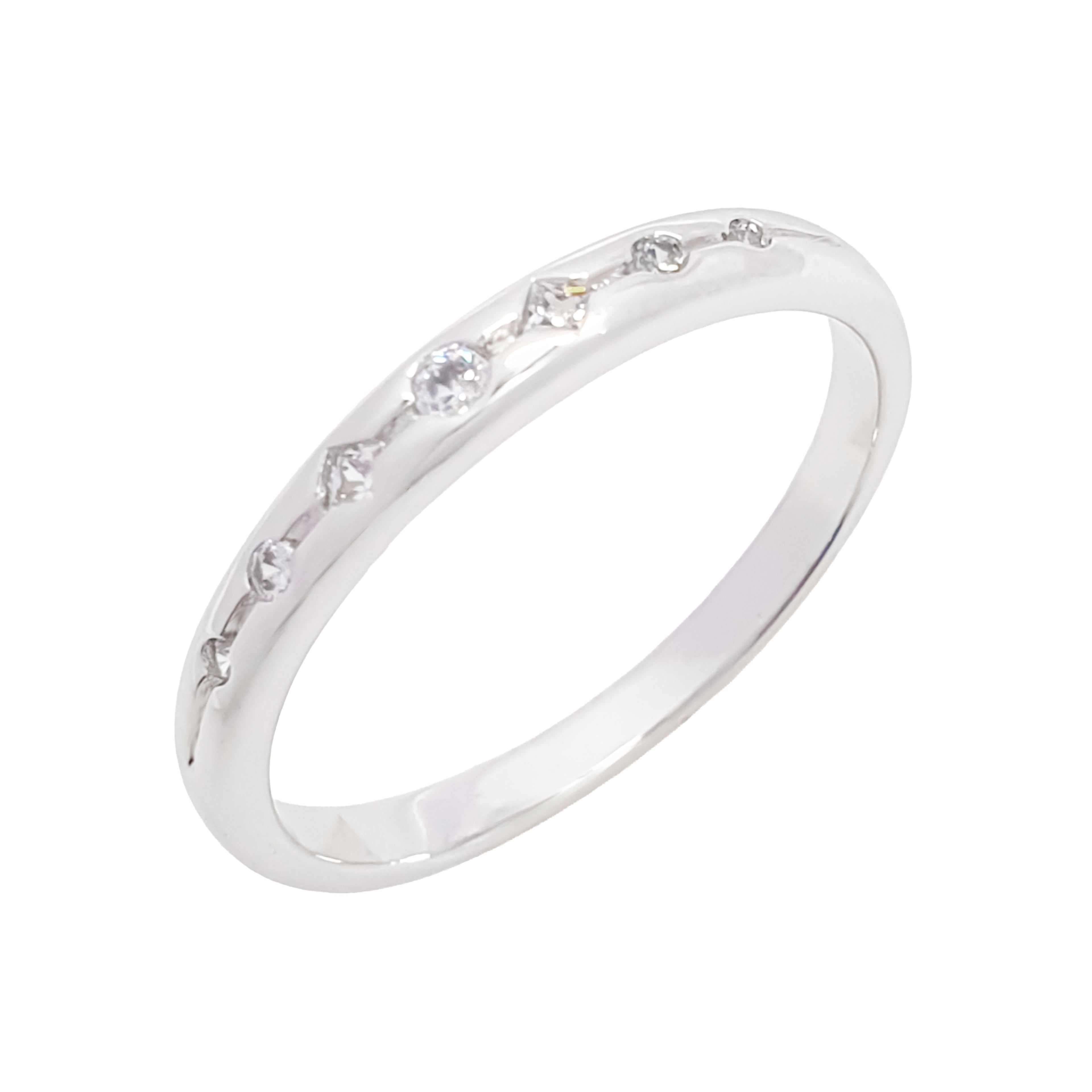 Sudraba krāsas gredzens ar lineāri iestrādātu cirkonu rindu