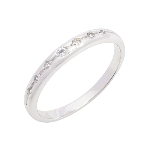 Sudraba krāsas gredzens ar lineāri iestrādātu cirkonu rindu