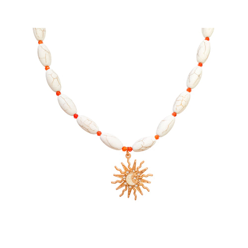 Baltu haulīta lodīšu kaklarota ar oranžiem akmentiņiem un zelta krāsas saules kulonu