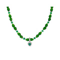 Zaļu pērlīšu kaklarota ar sirds formas kulonu priekšpusē