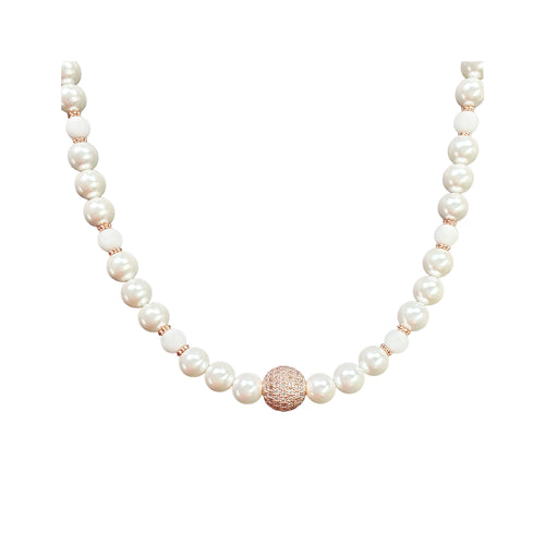 Gaiša pērļu imitācijas kaklarota ar mirdzošu cirkonu lodi un rozā zelta detaļām