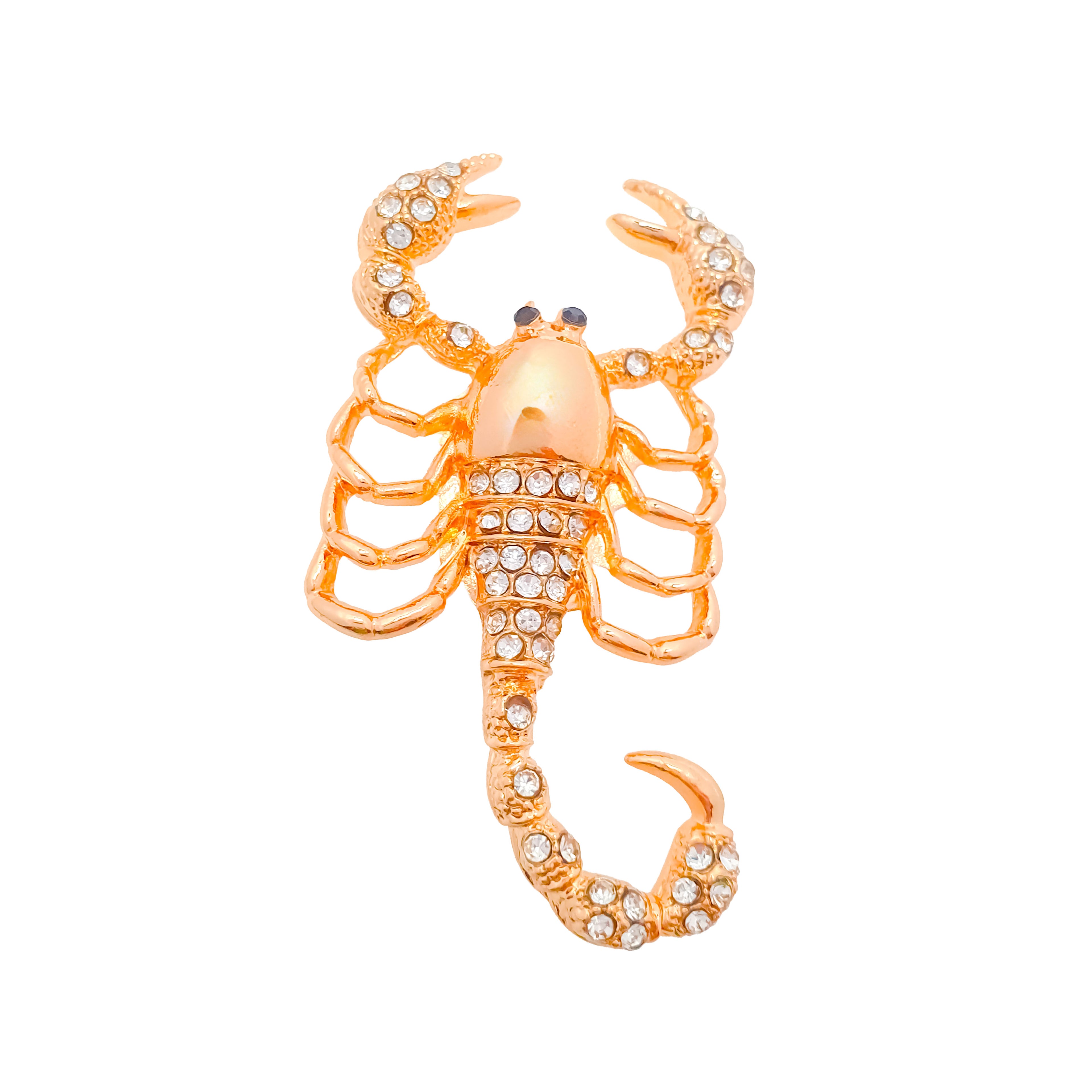 Skorpiona formas piespraude zelta tonī ar spīdīgiem akcentiem